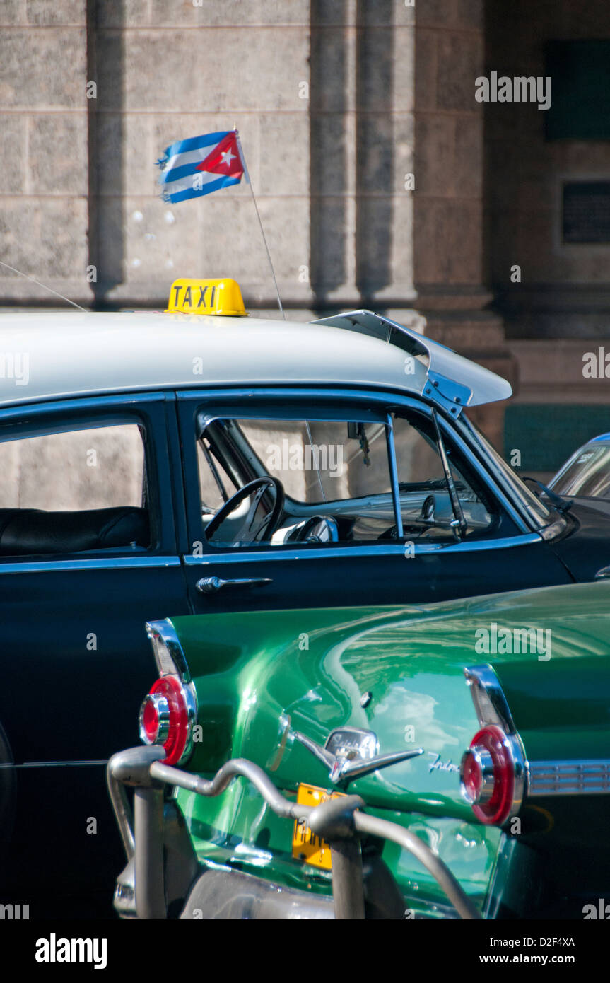 Klassische 50er Jahre amerikanische Autos und kubanischen Wimpel, draußen Gran Teatro De La Habana, Paseo de Marti, Habana Vieja, Havanna, Kuba Stockfoto
