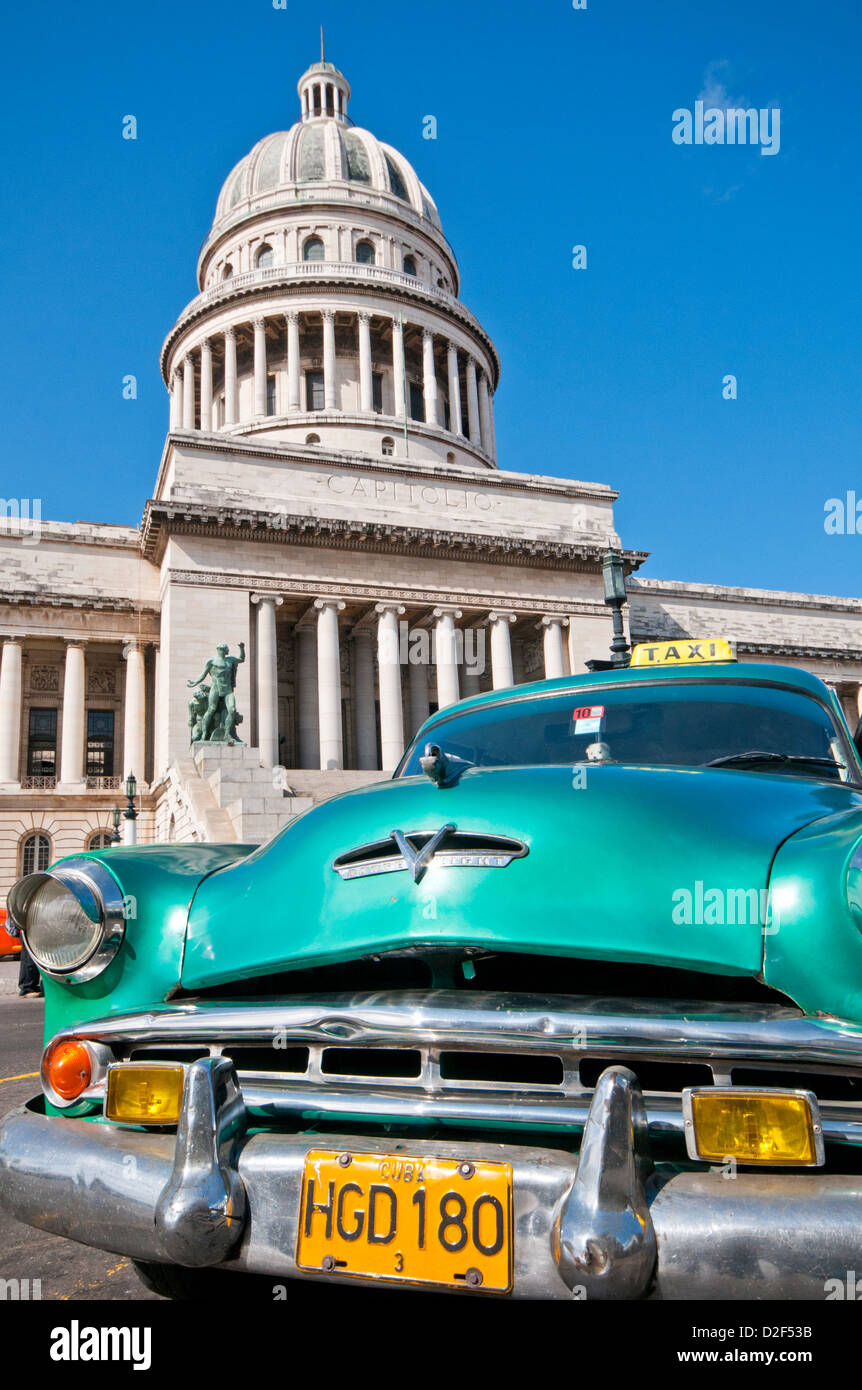 Klassische amerikanische Dodge acht Auto vor Capitolio Gebäude, Habana Vieja, Havanna, Kuba, Karibik Stockfoto