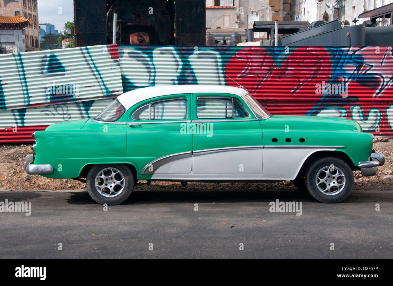 Klassische amerikanische 1950 Auto vor Graffiti Wall auf den Straßen von Havanna, Havanna, Kuba Stockfoto
