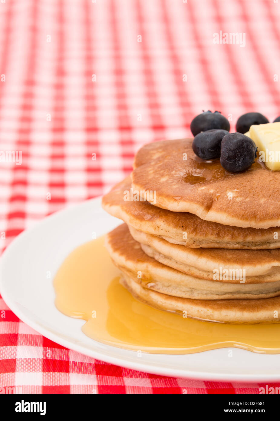 Frische Pfannkuchen mit Heidelbeeren, Ahornsirup und schmelzende butter Stockfoto