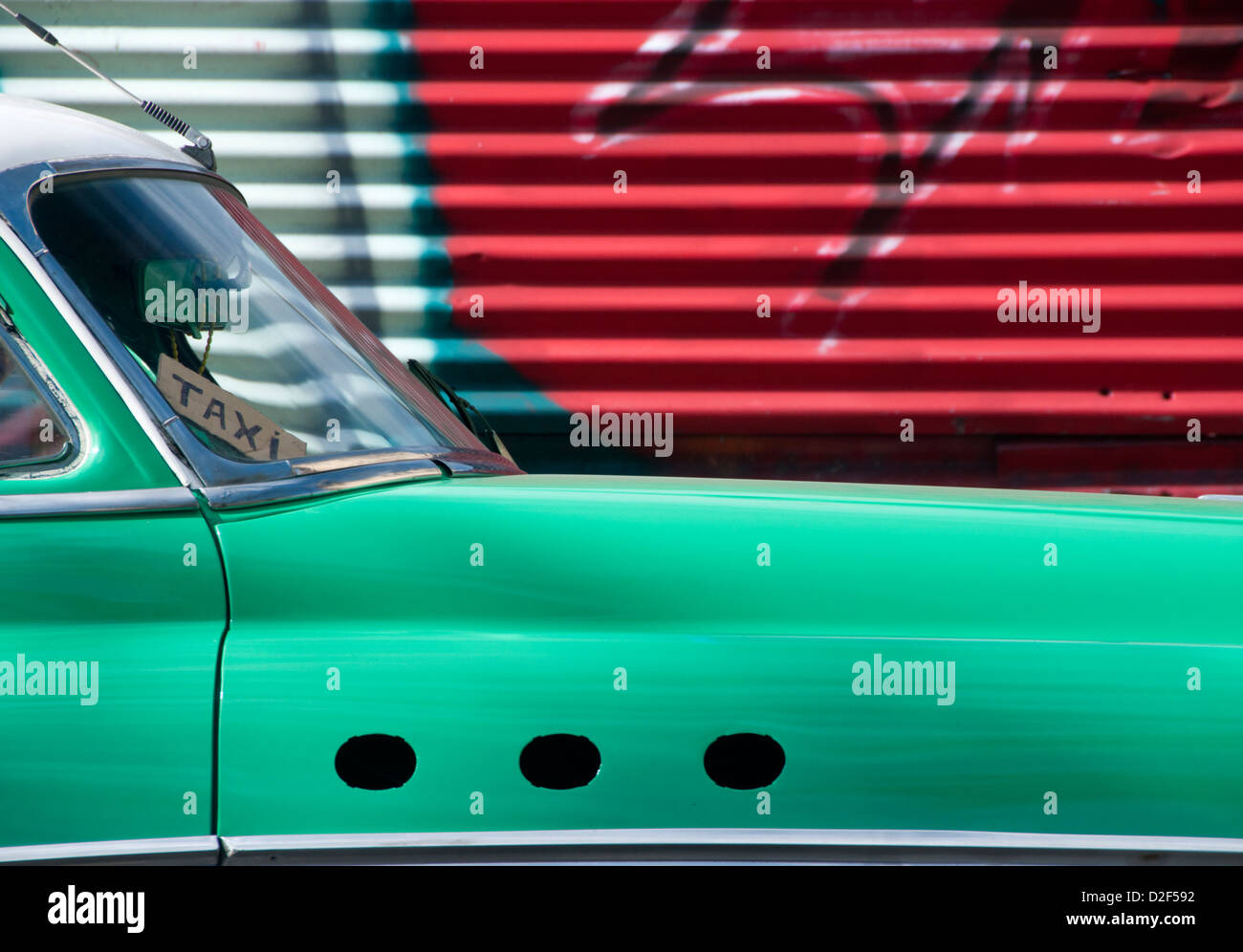 Klassische amerikanische 1950 Auto als ein Taxi mit Graffiti Hintergrund, Havana, Havanna, Kuba Stockfoto