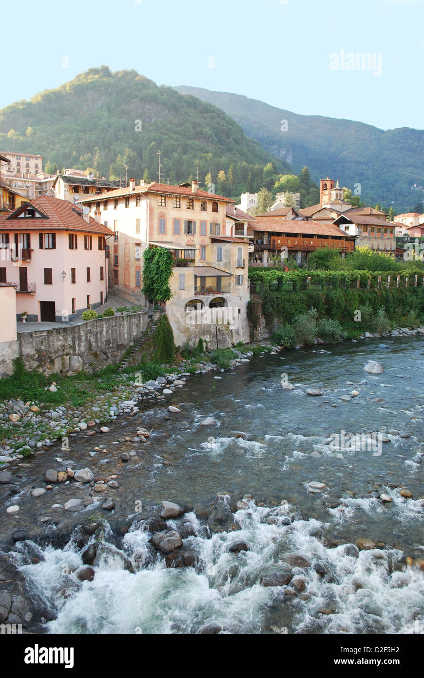 Häuser am Fluss Mastallone in Varallo Sesia, Piemont, Italien Stockfoto