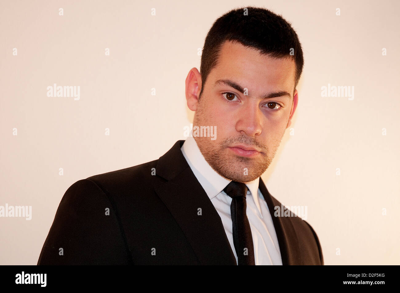 Junger Mann in Anzug, in die Kamera schaut. Schließen Sie die Ansicht. Stockfoto