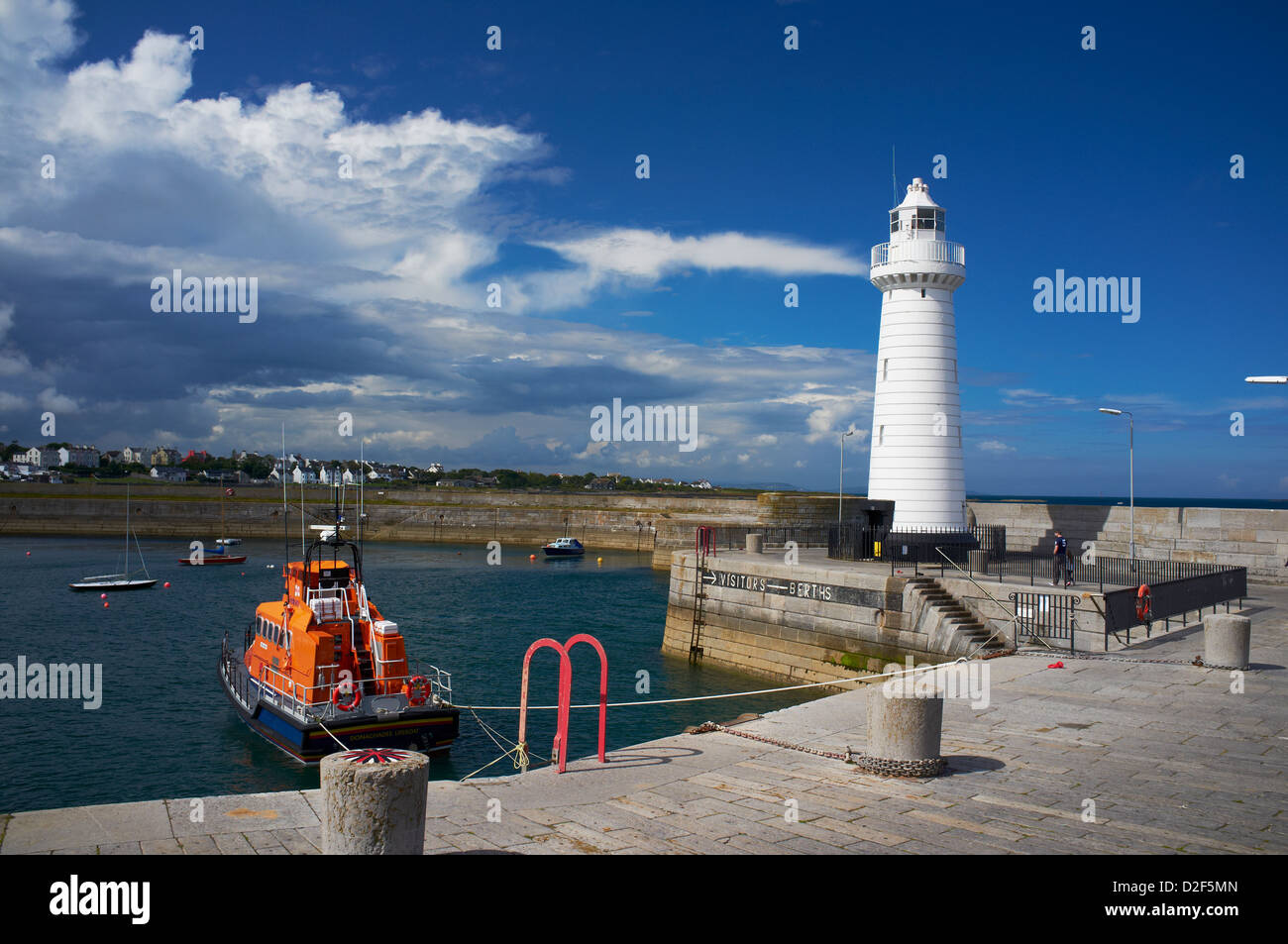 Donaghadee Hafen, Leuchtturm und RNLI retten Boot, County Down Northern Ireland Stockfoto