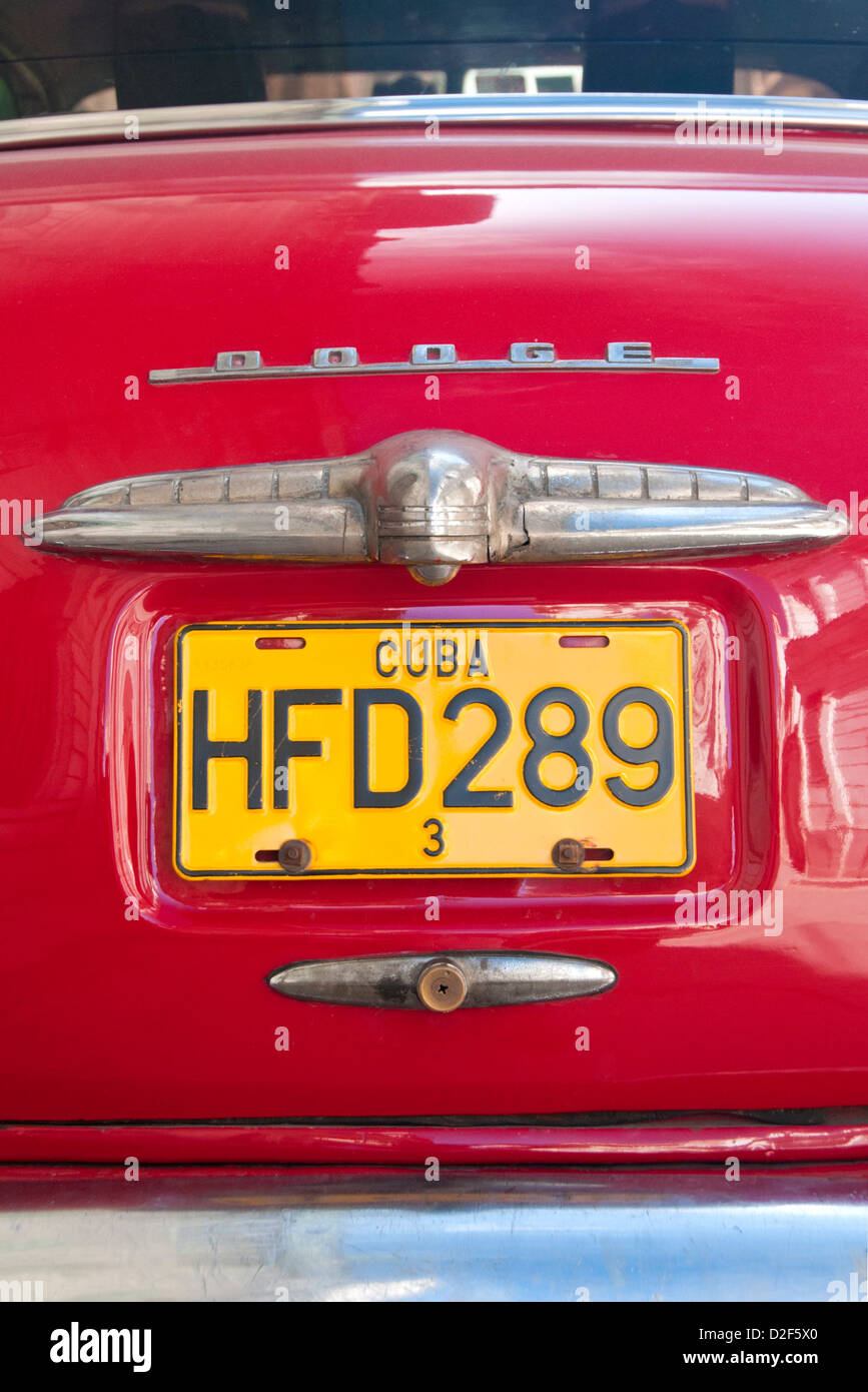 Kubanische Nummernschild auf der Boot von einem alten amerikanischen roten Dodge Auto, Havanna, Kuba Stockfoto