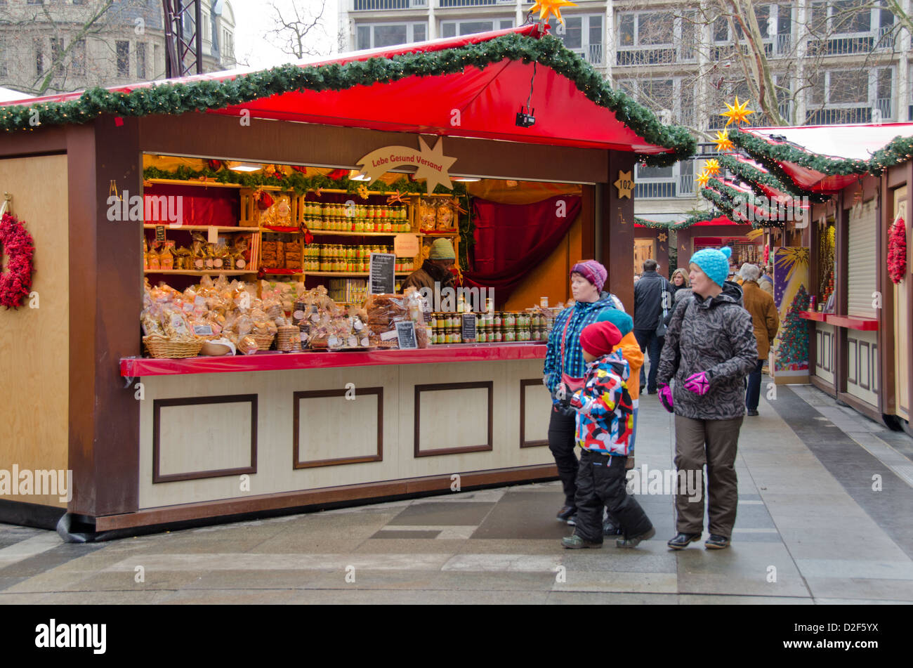 Deutschland, Köln. Kölner Dom Weihnachtsmarkt. Jahresurlaub Marktstand Anbieter. Stockfoto