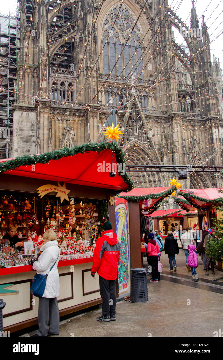 Deutschland, Köln. Kölner Dom Weihnachtsmarkt. Jahresurlaub Markt mit Dom entfernt. Stockfoto