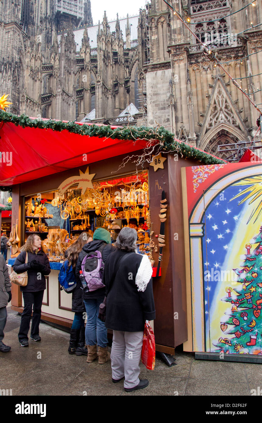Deutschland, Köln. Kölner Dom Weihnachtsmarkt. Jahresurlaub Markt mit Dom entfernt. Stockfoto