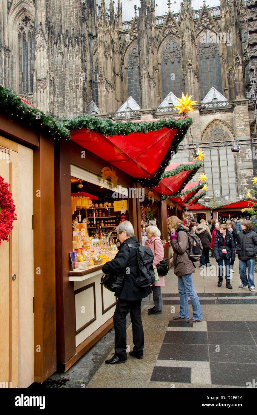 Deutschland, Köln. Kölner Dom Weihnachtsmarkt. Jahresurlaub Markt mit Dom entfernt. Stockfoto