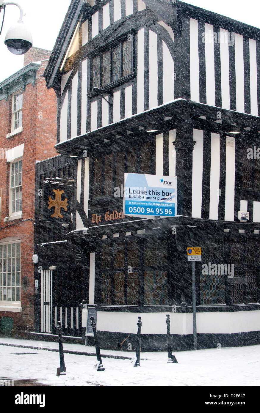 Das goldene Kreuz Pub in Schneewetter, Coventry, UK Stockfoto