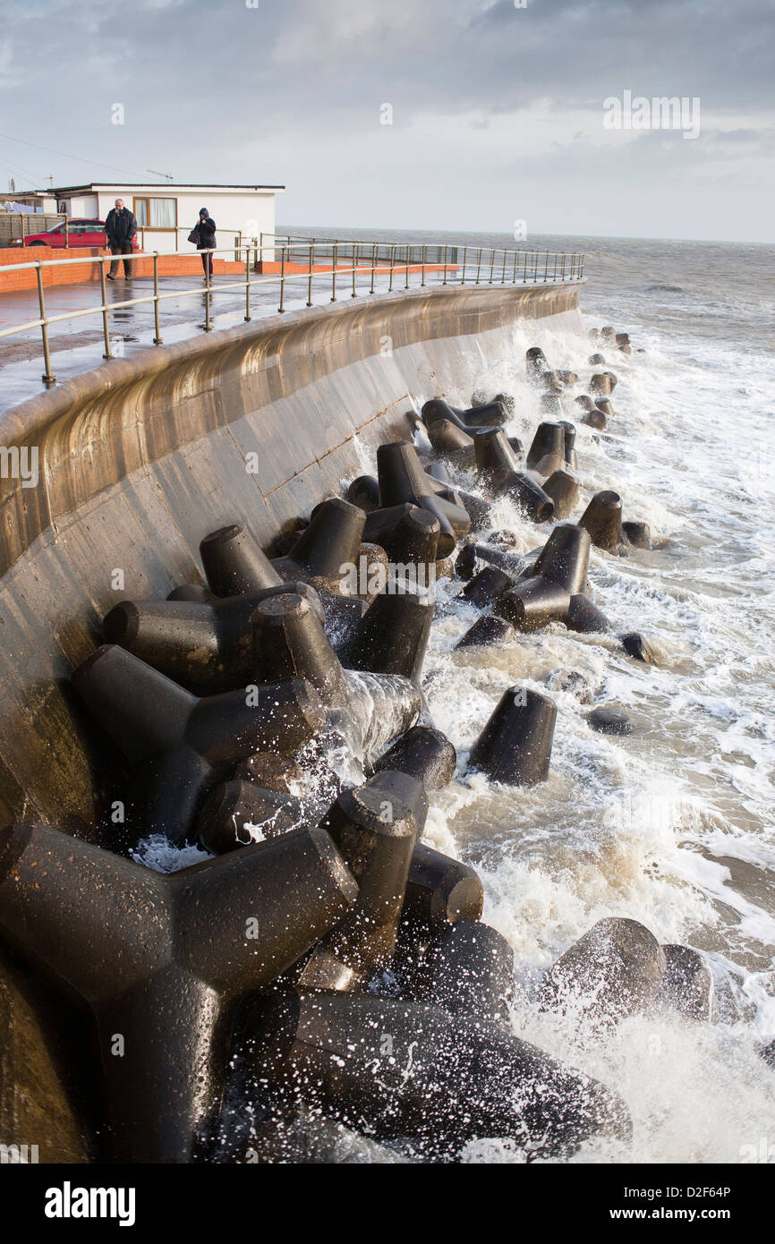 Tetrapoden, vier Beinen Betonbauten, verwendet eine Meer-Verteidigung gegen Wellen in Ventnor, Isle Of Wight, England. Stockfoto