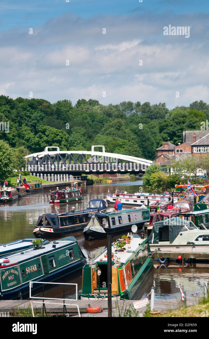 Northwich River Weaver Boat Festival & Stadtbrücke, Northwich, Cheshire, England, Vereinigtes Königreich Stockfoto