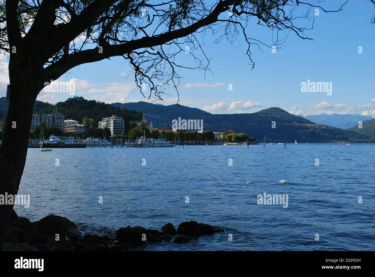 Panoramablick auf der Lago Maggiore und Arona, Italien Stockfoto