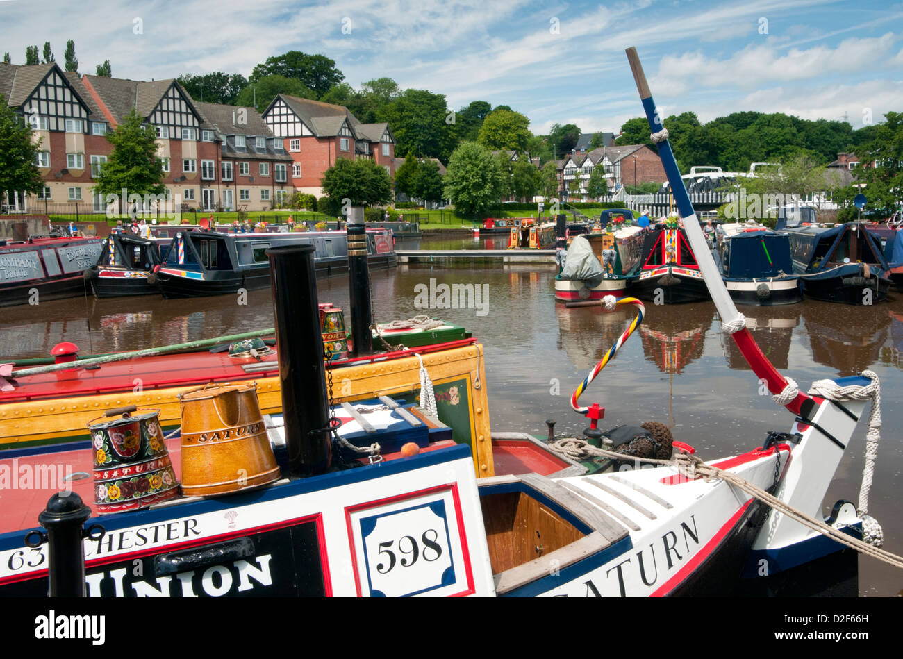 Northwich River Weaver Boat Festival & Stadtbrücke, Northwich, Cheshire, England, Vereinigtes Königreich Stockfoto
