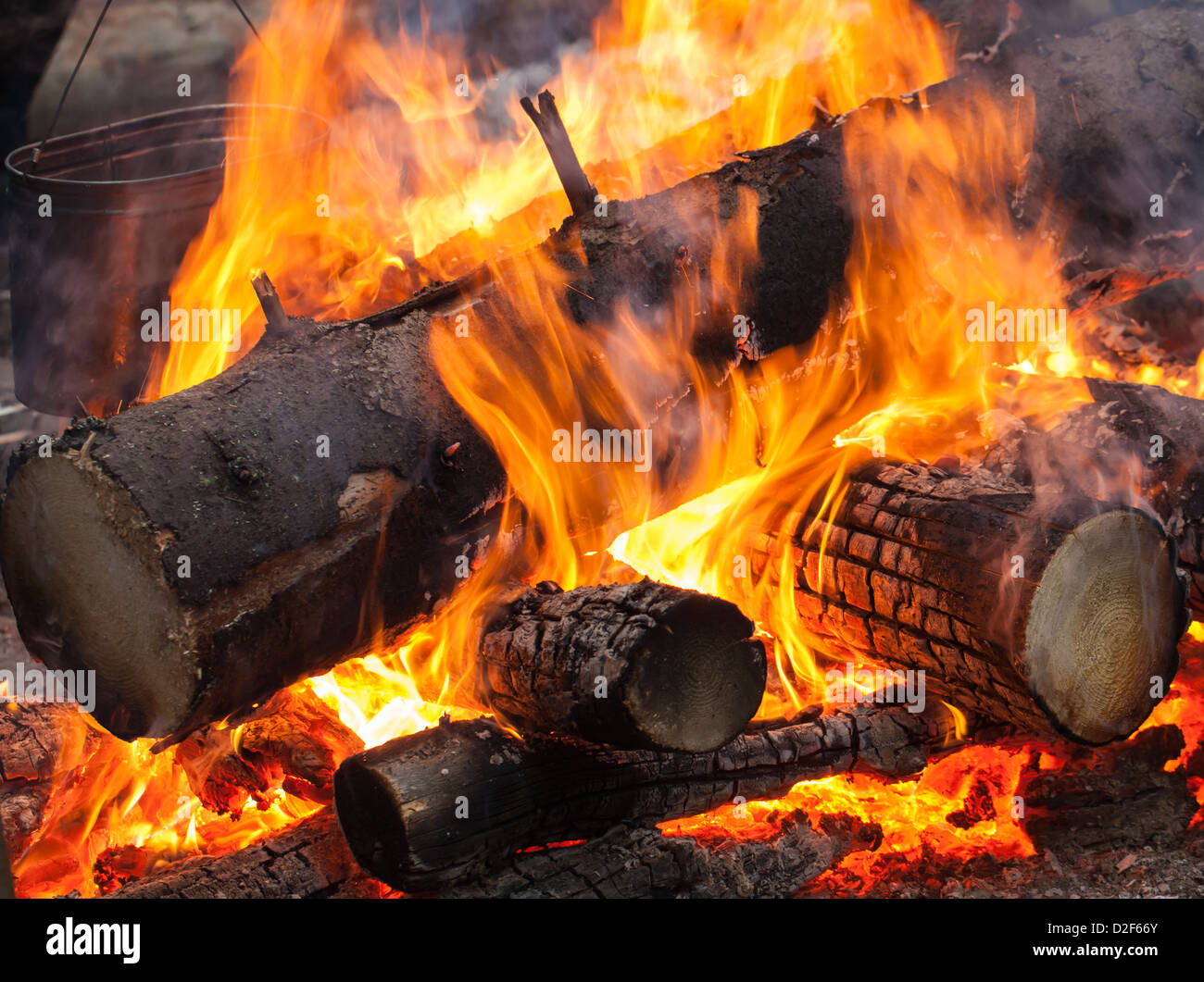 Lagerfeuer mit Metall schwarz Wasserkocher drauf Stockfoto