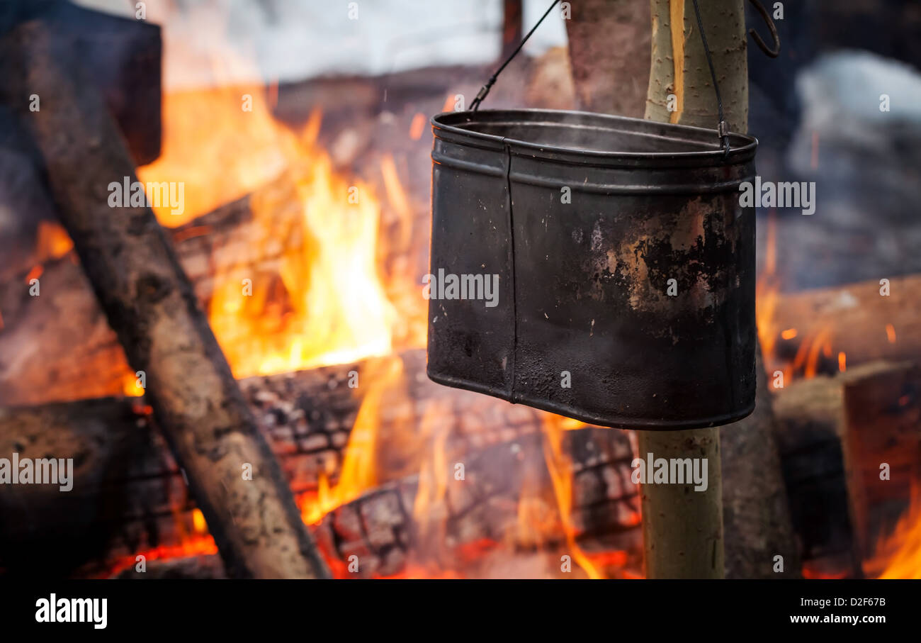 Lagerfeuer mit Metall schwarz Wasserkocher Stockfoto