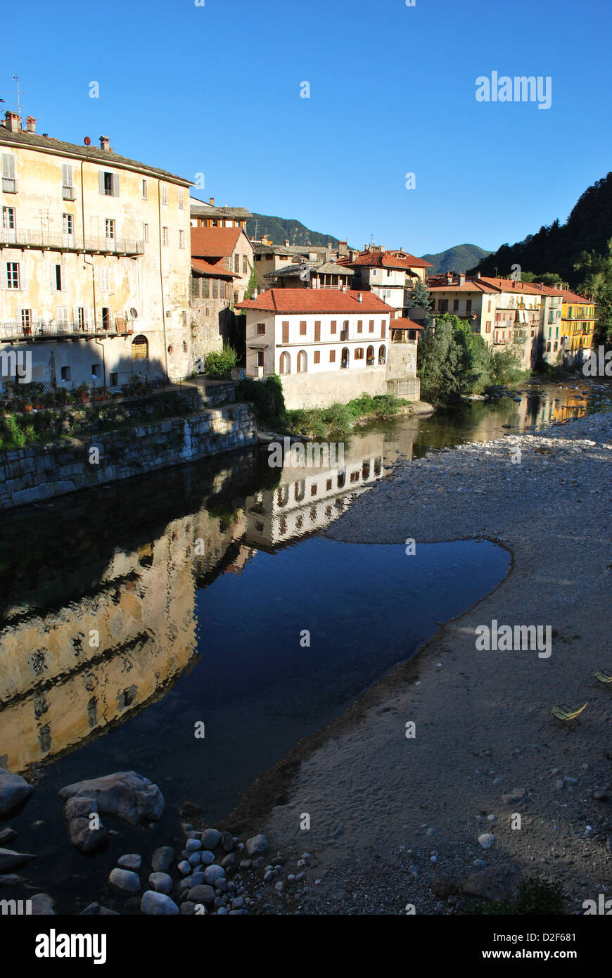 Typische Häuser auf Mastallone Fluss in Varallo Sesia, Piemont, Italien Stockfoto