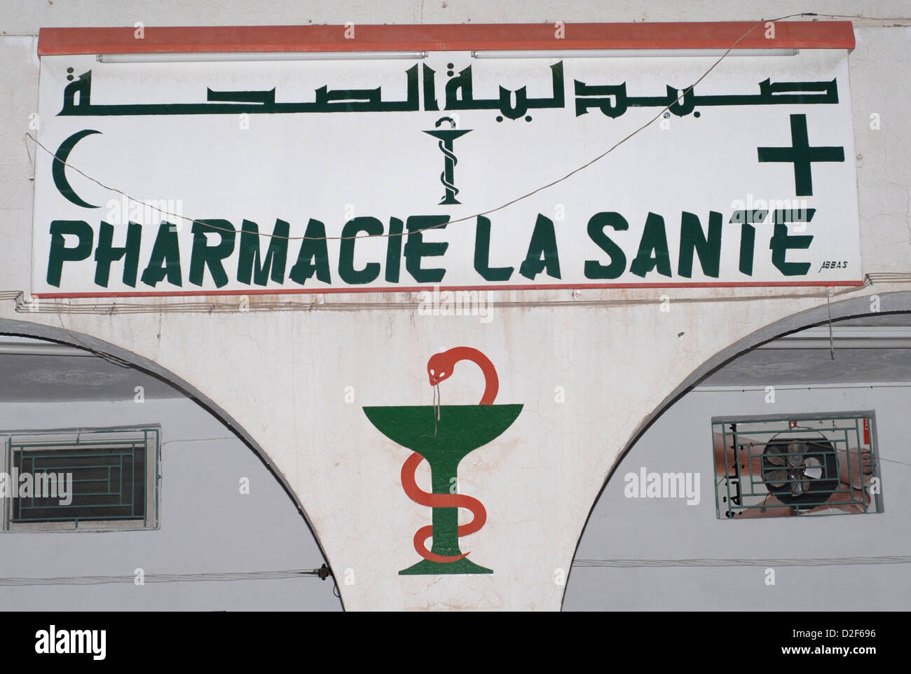 handgemalte Apotheke Zeichen in Ouarzazate, Marokko Stockfoto
