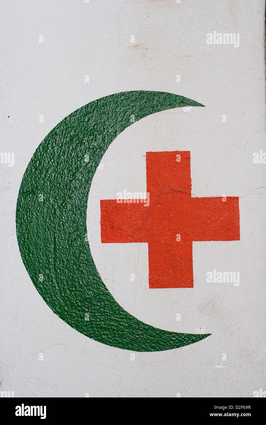 handgemalte Schild mit einem roten Kreuz und grüne Halbmond außerhalb einer Apotheke in ouarzazate Stockfoto