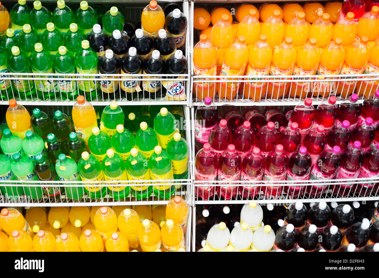 Flaschen von fizzy Soda Getränke zum Verkauf vor einem Geschäft Stockfoto