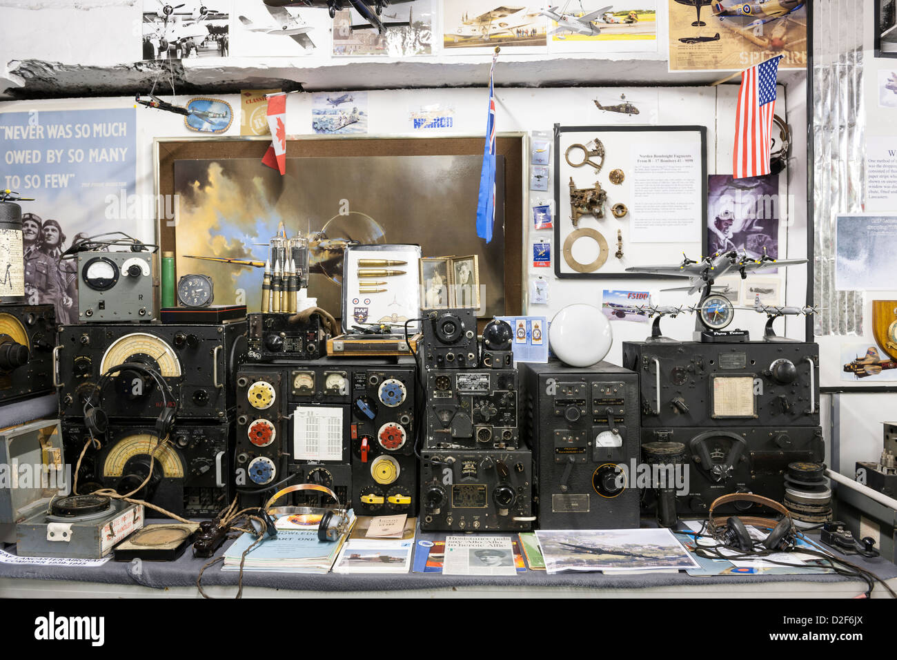 WWII radios von RAF Lancaster, B17 Flying Fortress auf dem Display bei Grey Point Fort County Down Northern Ireland Stockfoto