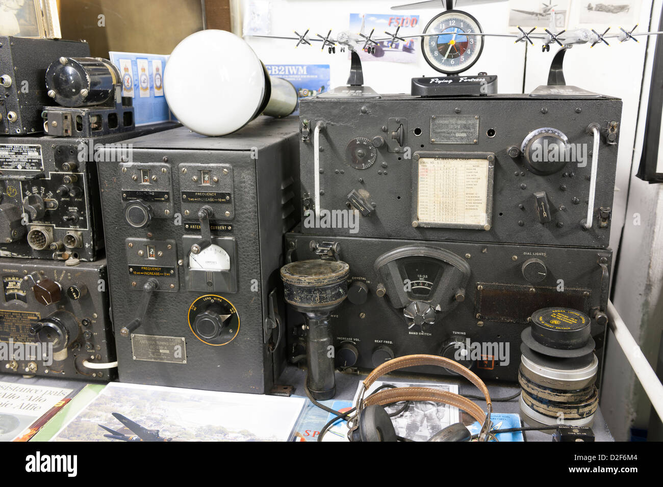 WWII radios von RAF Lancaster, B17 Flying Fortress auf dem Display bei Grey Point Fort County Down Northern Ireland Stockfoto