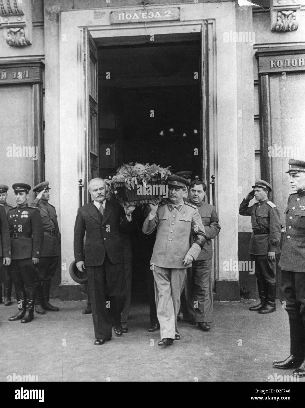 JOSEPH STALIN in Uniform und Molotow als vordere Sargtuch-Träger mit Malenkov hinter Carry Sarg von Mikhail Kalinin im Juni 1945 Stockfoto