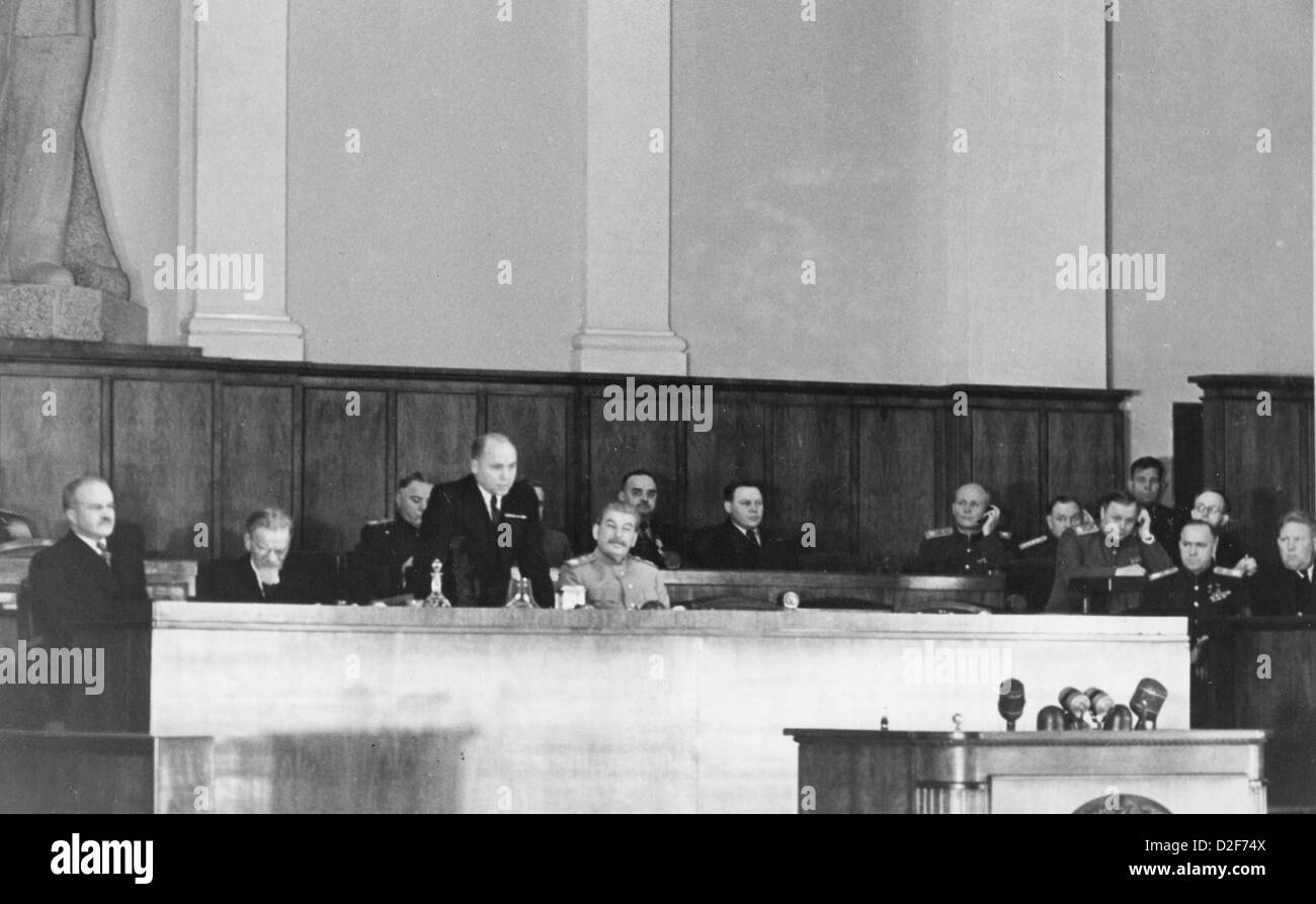 JOSEPH STALIN (1878-1953) sitzt im leichten Uniform bei einer Sitzung des Obersten Sowjets ca. 1943. Molotow sitzt direkt neben Kalinin Stockfoto