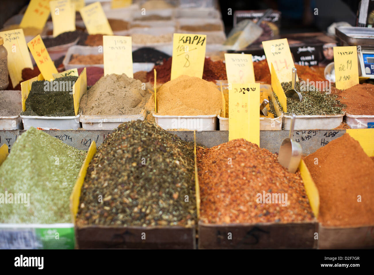 Auswahl der Gewürze und getrocknete Kräuter zum Verkauf auf einem Marktstand in Markt Tel Aviv, Israel. Stockfoto