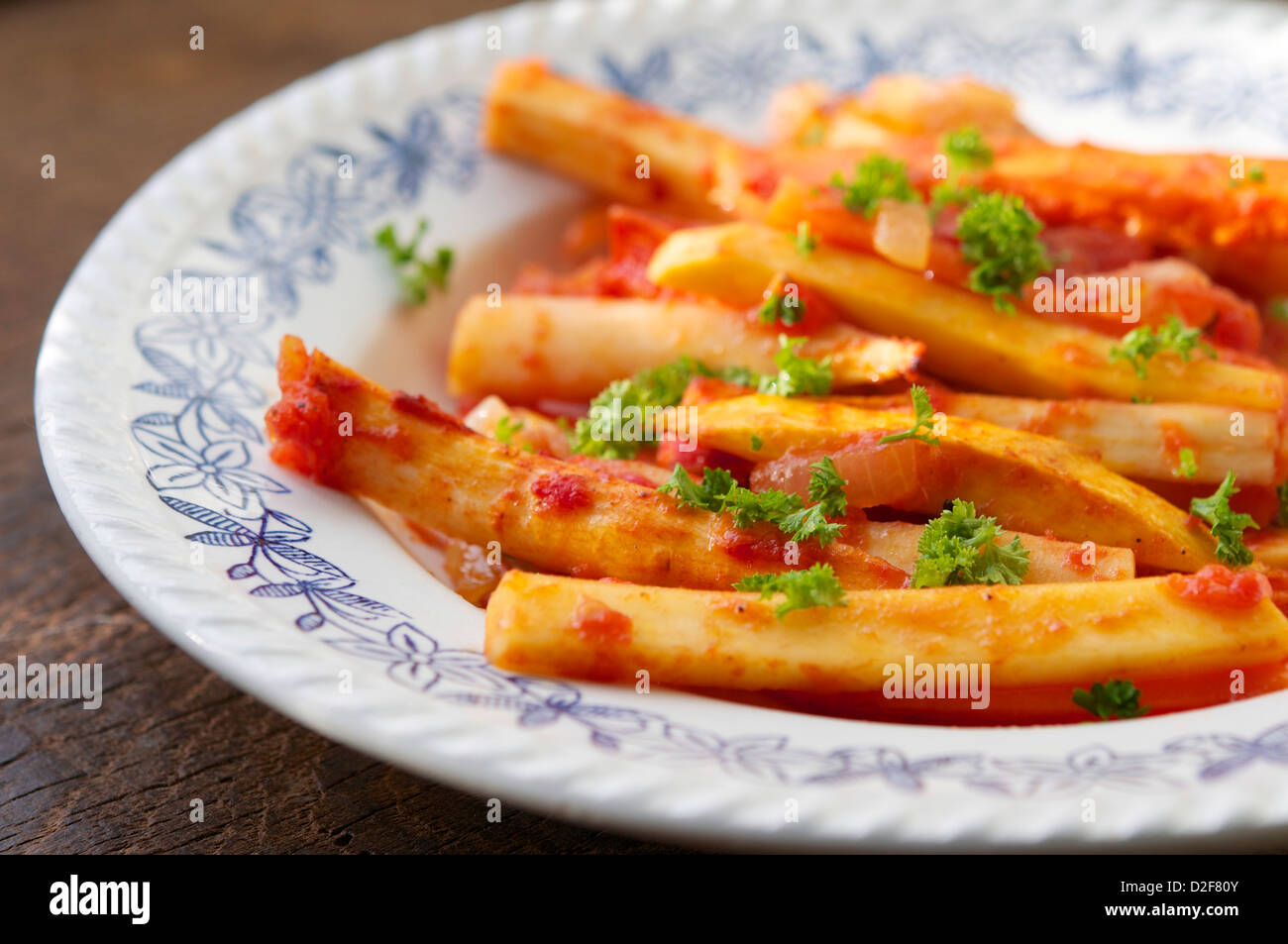 Schale mit ein Gemüse-mit Karotten, Petersilienwurzel, Steckrüben und Pastinake Eintopf, Winter. Stockfoto