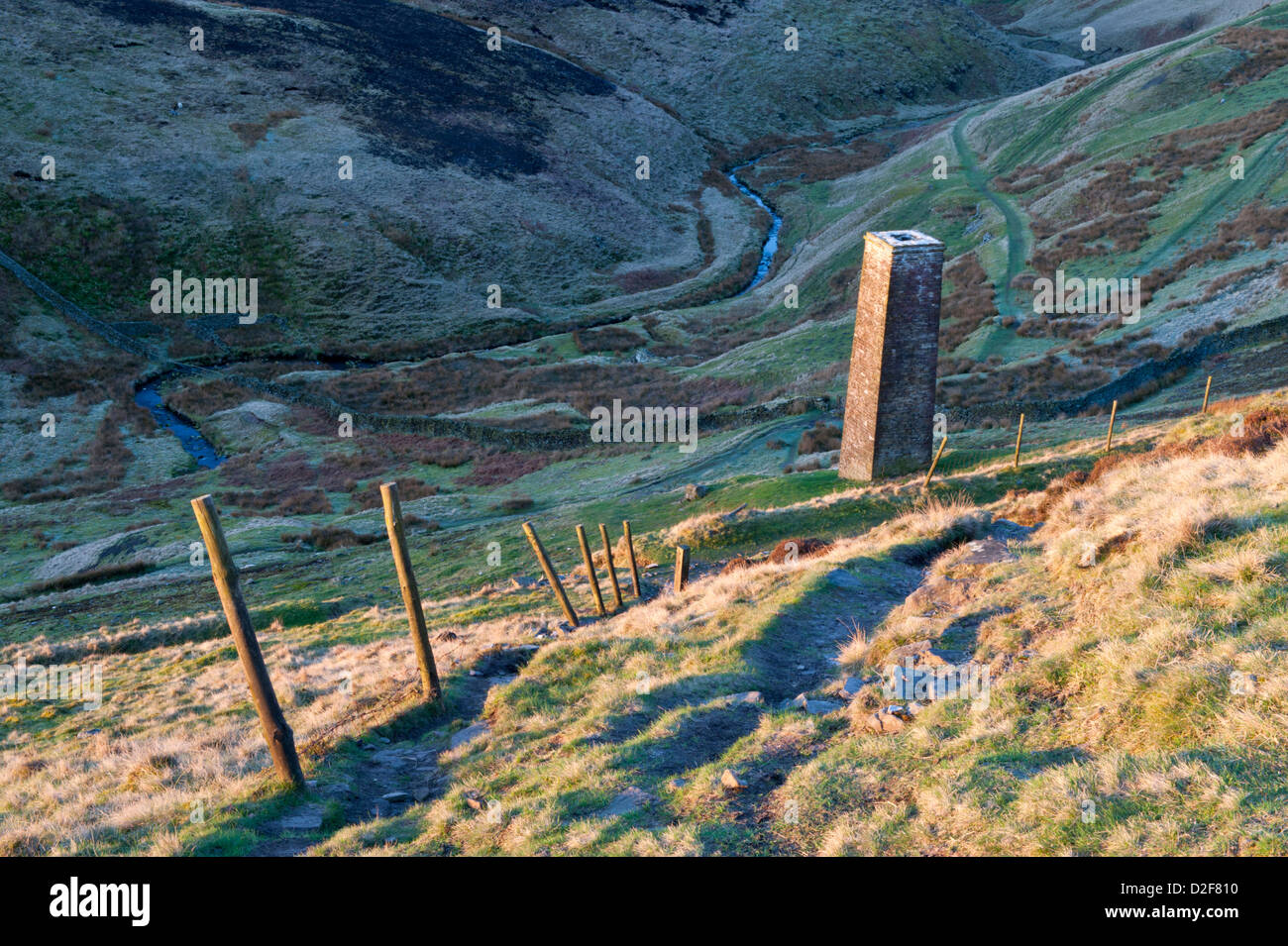 Danebower Colliery Chimney und River Dane, AX Edge Moor, Chashire & Derbyshire Border, Peak District, England Stockfoto
