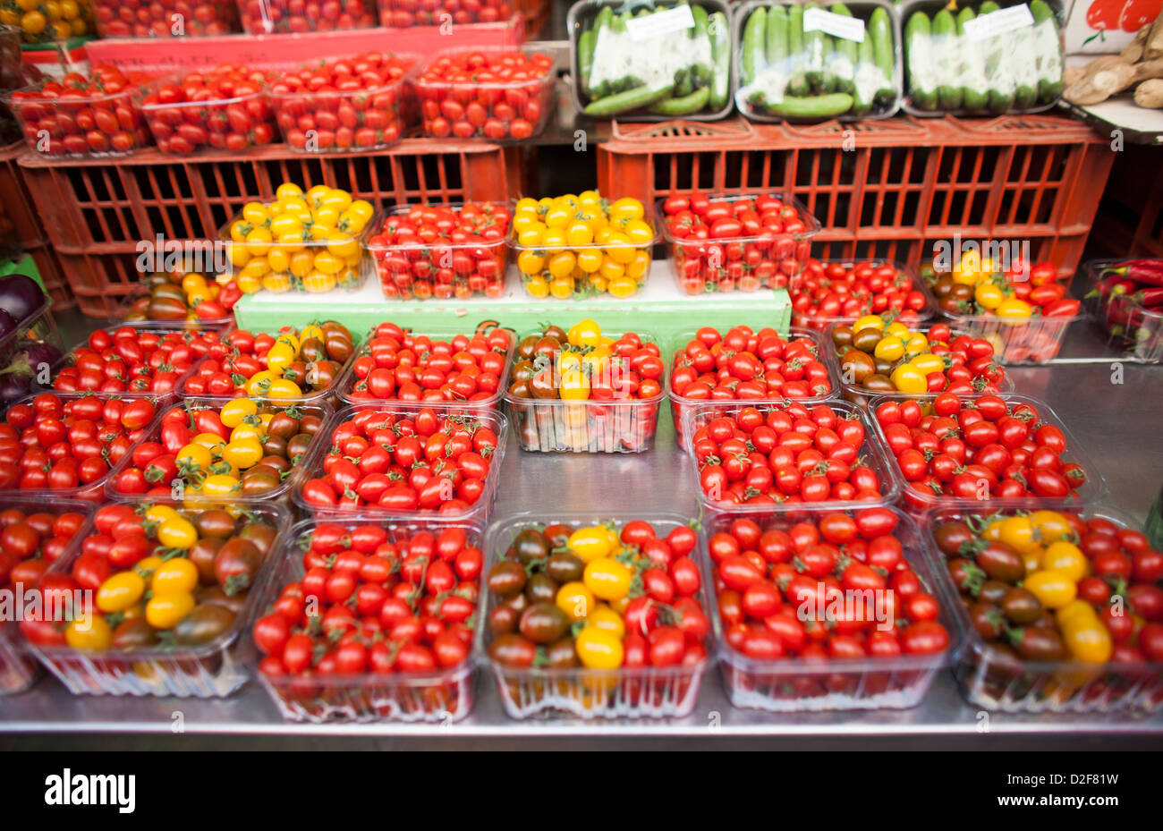 Auswahl von rot, orange und gelbe Kirsche kleine Tomaten auf Markt in Tel Aviv, Israel in Plastikbehältern. Stockfoto