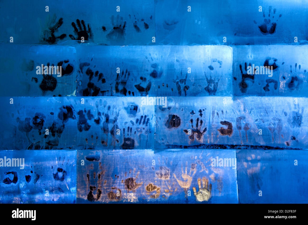 Hand druckt auf eine Wand aus Eis Stockfoto