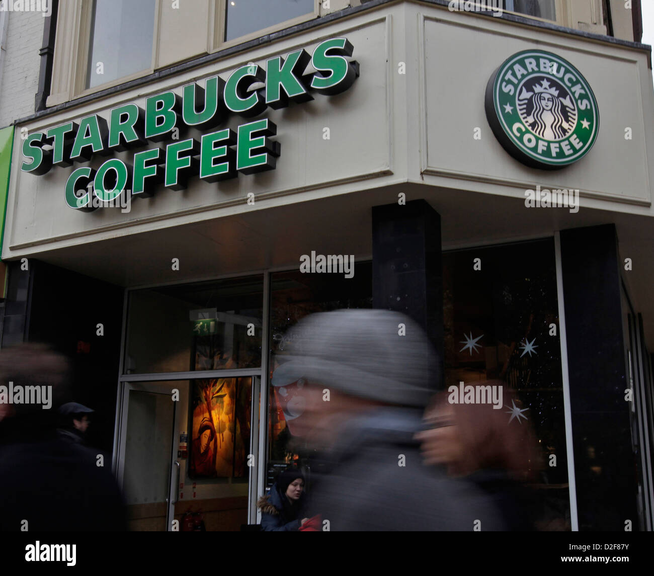 Starbucks Coffee Shops in London allgemeine Ansicht mit Passanten, Bilder während der Organisationen steuern Ermittlungen genommen Stockfoto