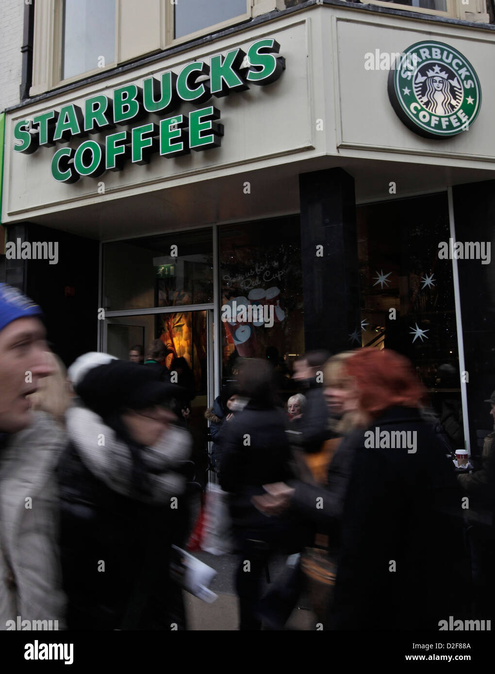 Starbucks Coffee Shops in London allgemeine Ansicht mit Passanten, Bilder während der Organisationen steuern Ermittlungen genommen Stockfoto