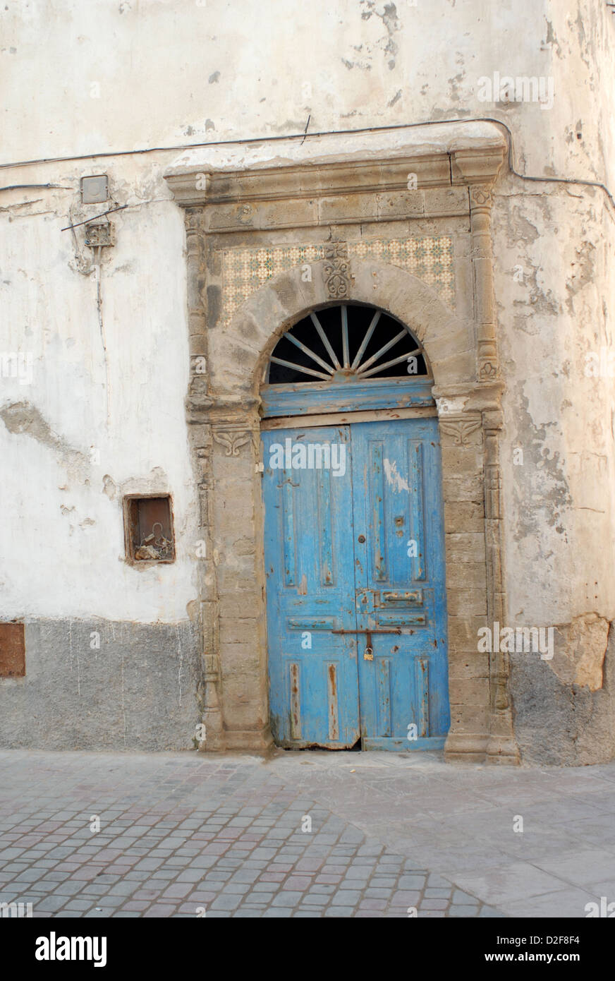 alte, verwitterte Tür in der Medina von Essaouira Marokko Stockfoto