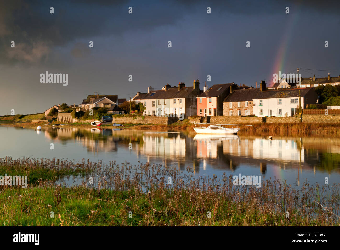 Wolken und Regenbogen über Afon Ffraw & Riverside Cottages, Aberffraw, Anglesey, North Wales, UK Stockfoto