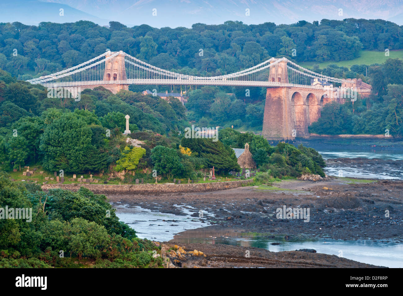 Die Menai Bridge und Menai Straits, Gwynedd, Nordwales, UK Stockfoto
