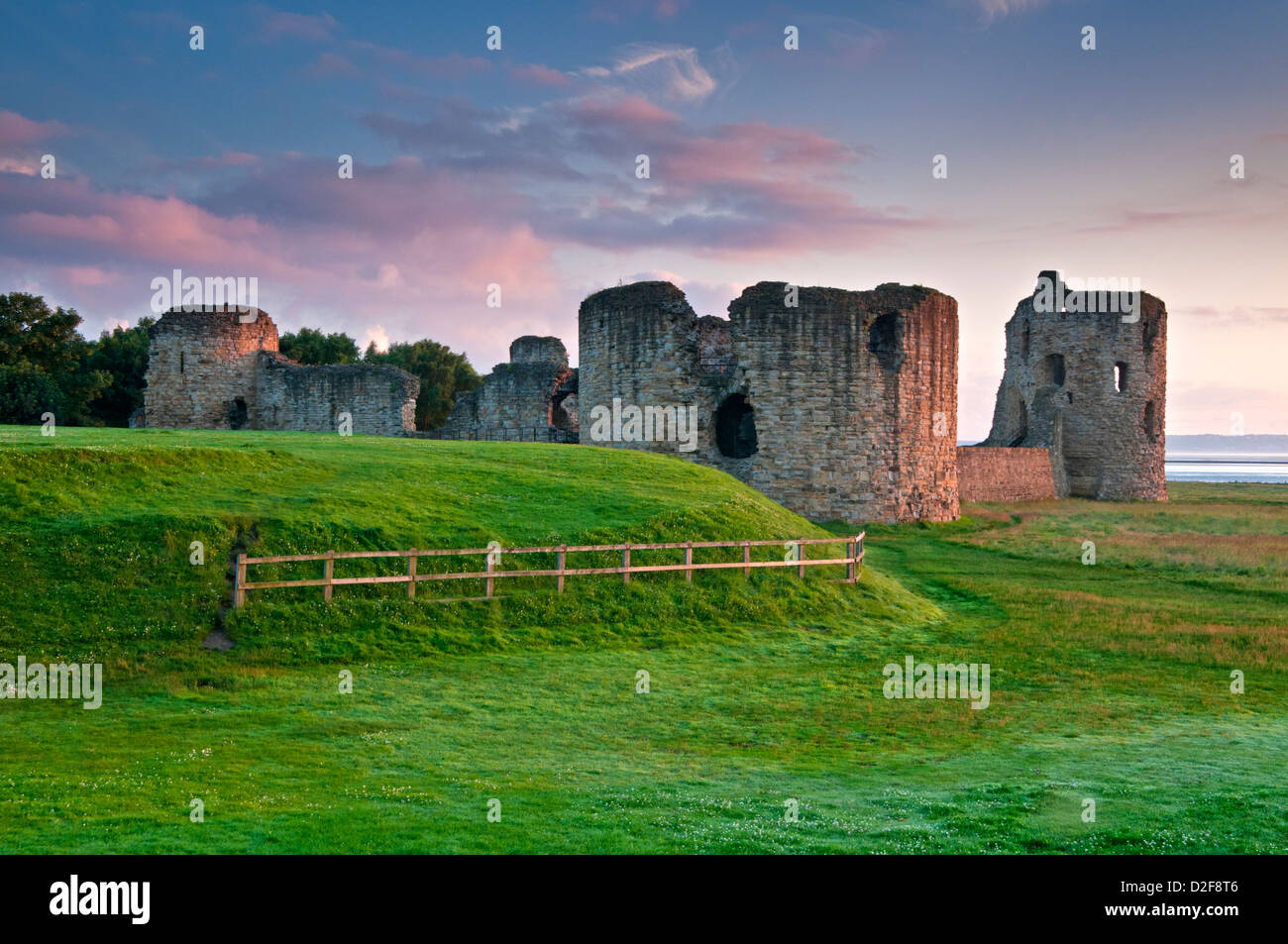 Morgendämmerung auf Burg Feuerstein, Flint, Flintshire, North Wales, UK Stockfoto