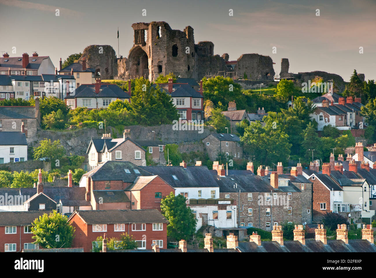 Denbigh Castle und Denbigh Stadt, Denbighshire, North Wales, UK Stockfoto