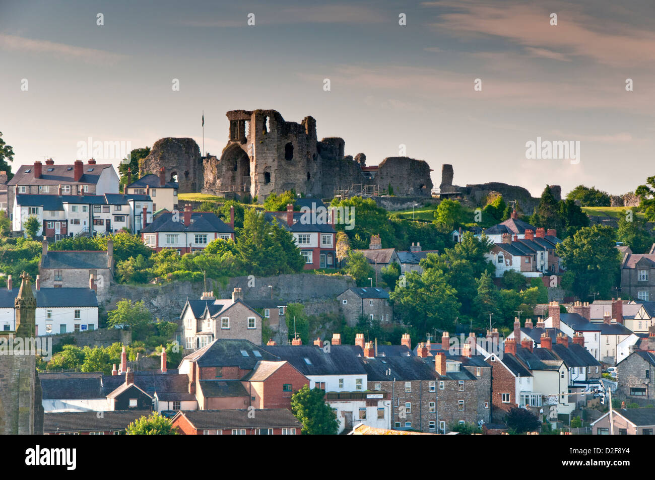 Denbigh Castle und Denbigh Stadt, Denbighshire, North Wales, UK Stockfoto