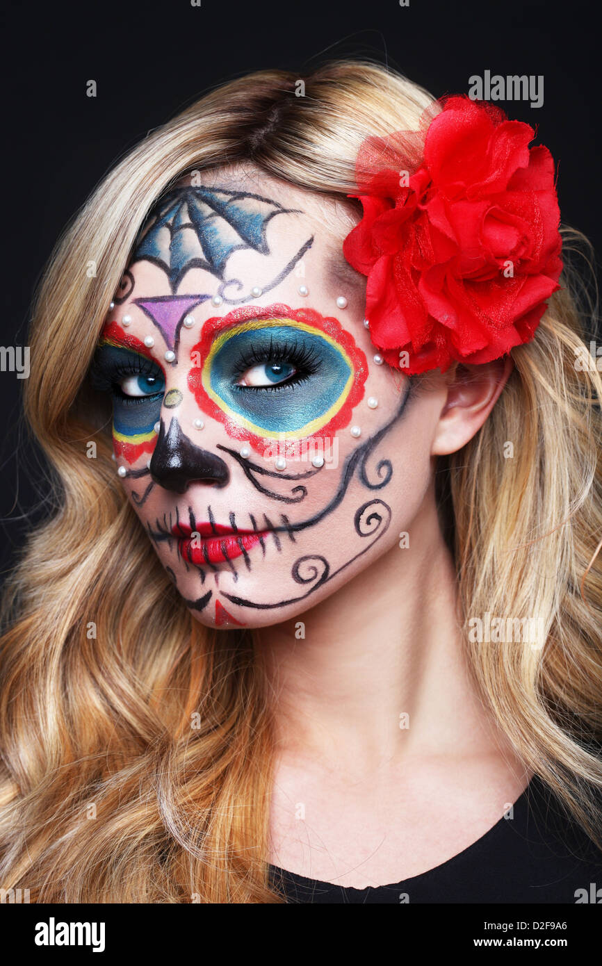 Atemberaubende Blonde Frau mit bemalten Schädel Zuckerartistik Stockfoto