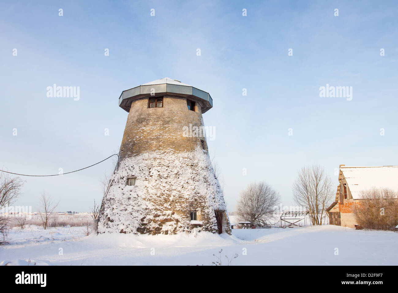 Estnische abgeschnitten, Windmühle, ein Haus und Schnee Stockfoto