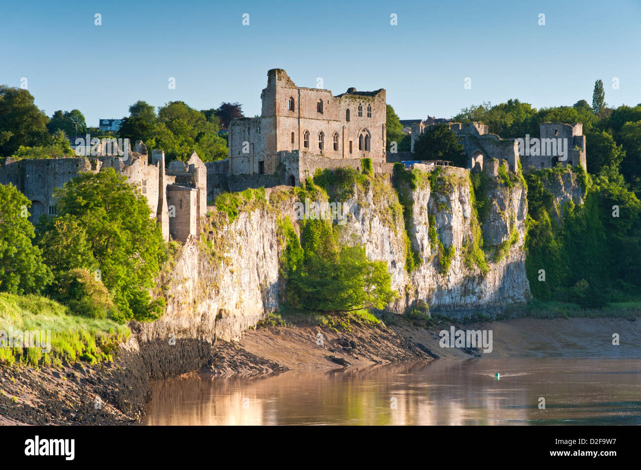 Chepstow Castle und der Fluss Wye, Chepstow, Monmouthshire, Süd-Wales, UK Stockfoto