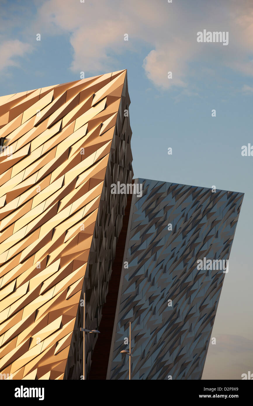 Neue Titanic Signature Gebäude im späten Abendlicht, gelegen am Titanic Viertel Queens Island Northern Ireland Stockfoto