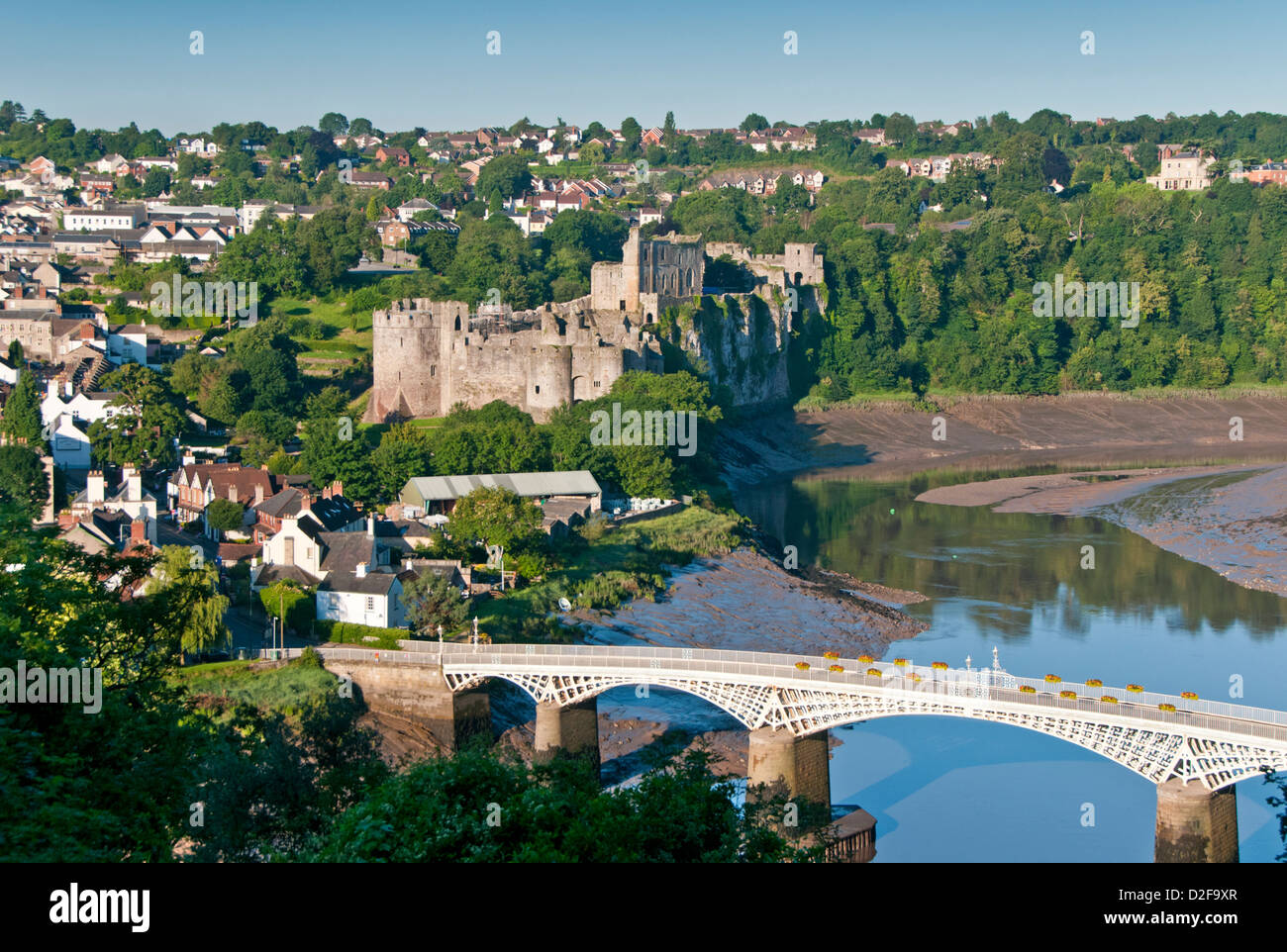 Chepstow Castle, der Fluss Wye und Wye Bridge, Chepstow, Monmouthshire, Süd-Wales, UK Stockfoto