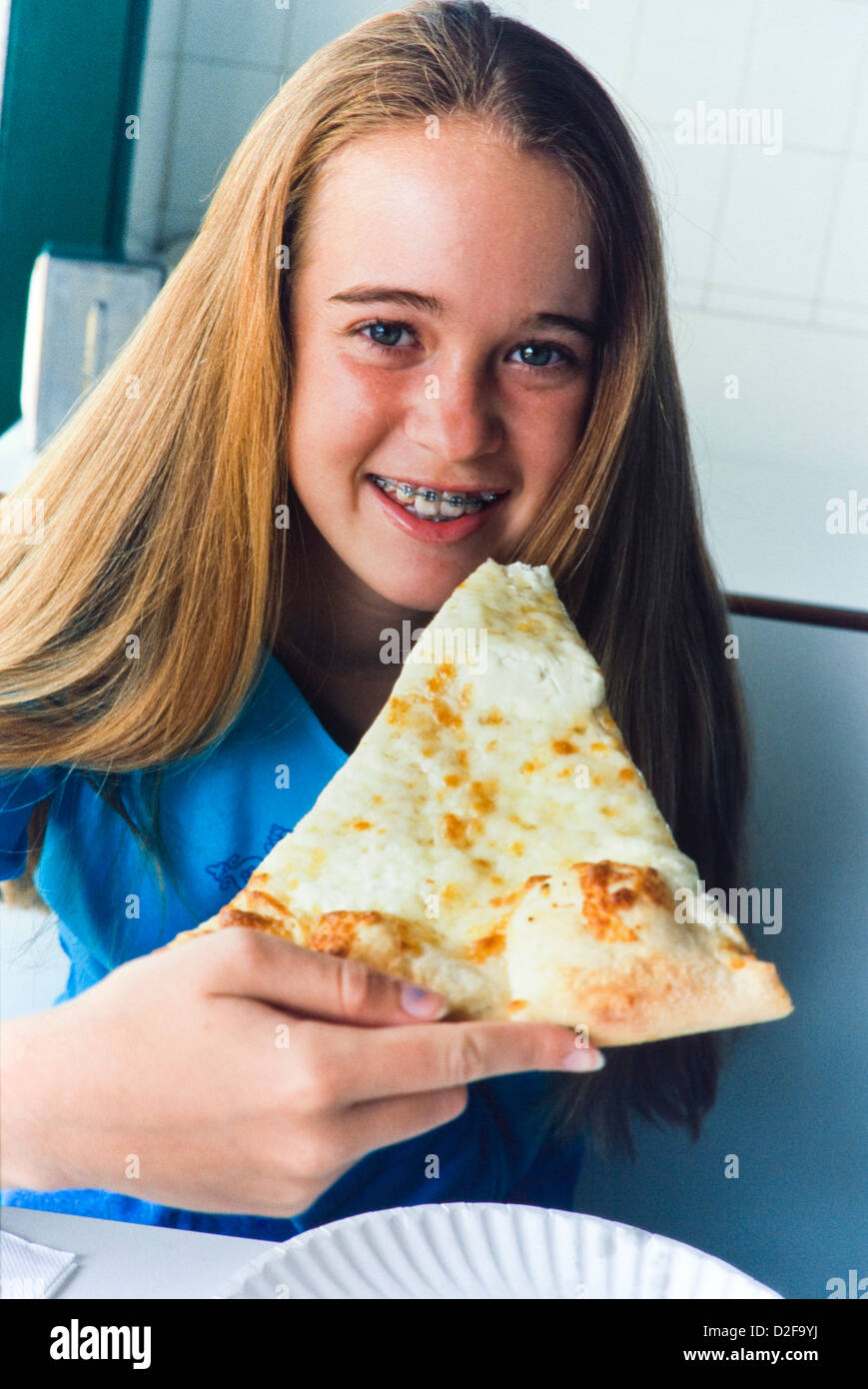 Teenager-Mädchen Essen Stück Pizza, Closeup, lächelnd, Miami Stockfoto