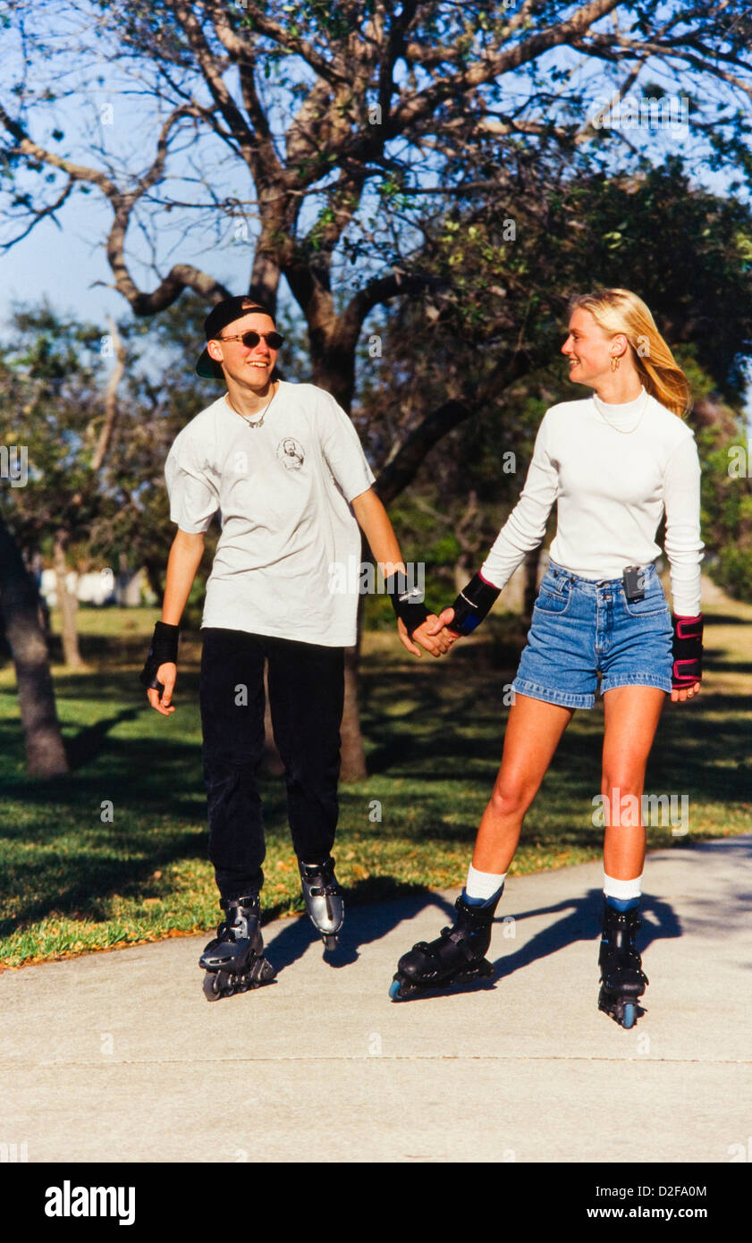 Teenager Rollerblading zusammen, dösen, Hänseleien, spielen Stockfoto