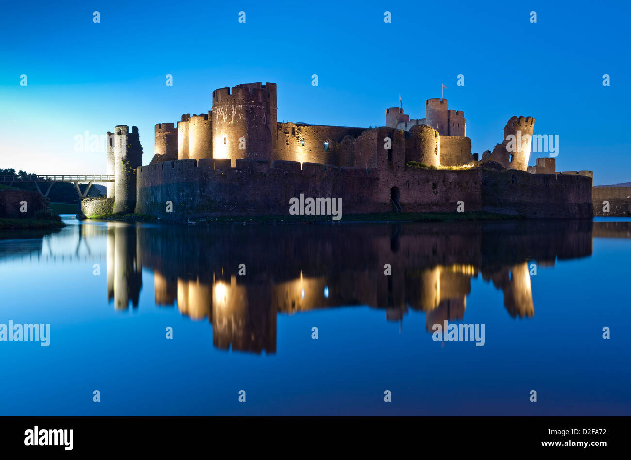 Caerphilly Castle bei Nacht, Caerphilly, Südwales, UK Stockfoto