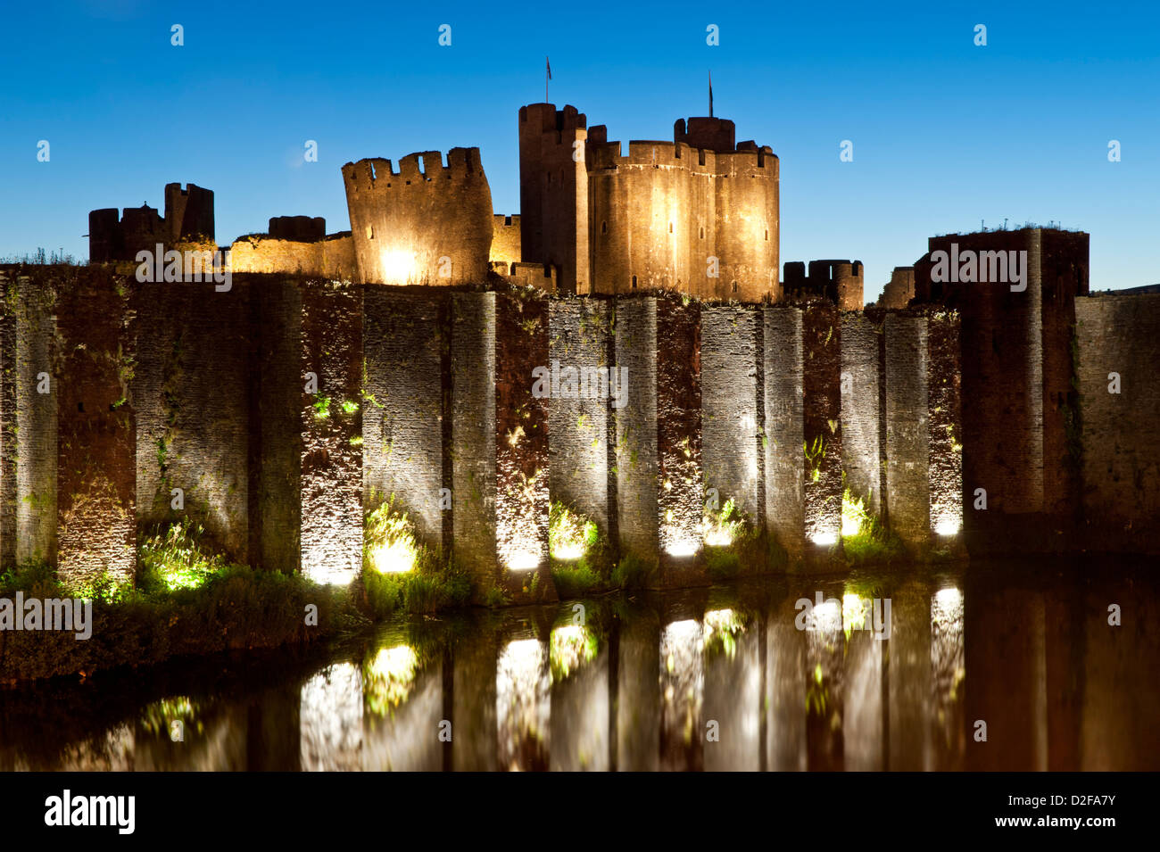 Caerphilly Castle bei Nacht, Caerphilly, Südwales, UK Stockfoto